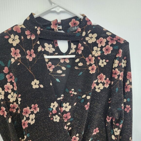 BKE Boutique Buckle Top Blouse Womens Small Black Wrap Floral Choker Metallic‎ - Picture 8 of 16